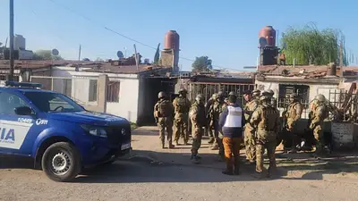 Escalofriante: un hombre tomó a su esposa e hijos de rehenes y usó a su perro pitbull para amenazar a la Policía Escalofriante: un hombre tomó a su esposa e hijos de rehenes y usó a su perro pitbull para amenazar a la Policía