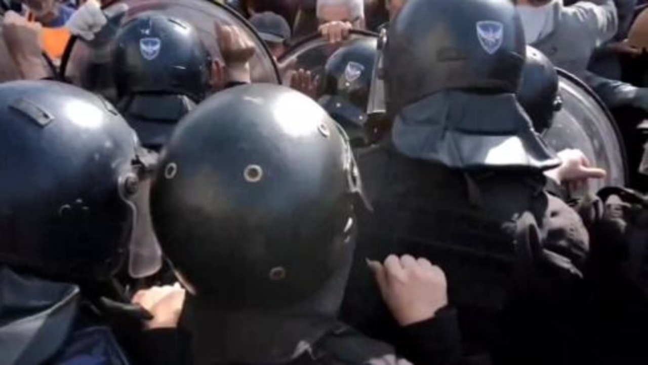 Tensión en la marcha de jubilados frente al Congreso: la Policía les impide el paso