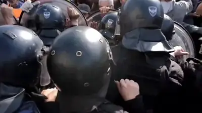 Tensión en la marcha de jubilados frente al Congreso: la Policía les impide el paso Tensión en la marcha de jubilados frente al Congreso: la Policía les impide el paso