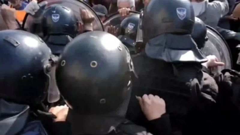 Tensión en la marcha de jubilados frente al Congreso: la Policía les impide el paso