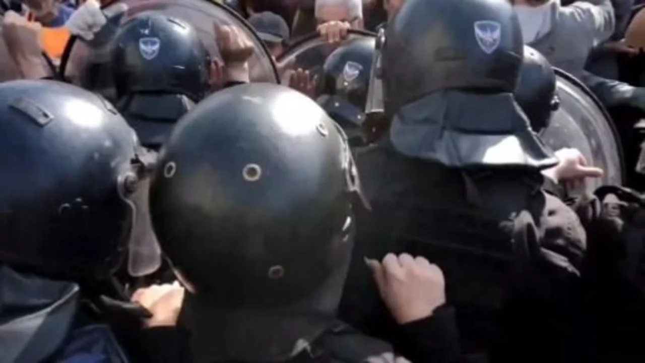 Tensión en la marcha de jubilados frente al Congreso: la Policía les impide el paso