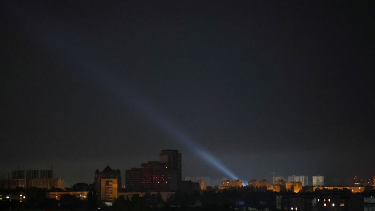 Ucrania dice haber derribado 42 drones y un misil en ataques rusos durante la noche