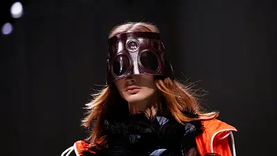 Prada presenta sombreros sin tapa, enormes gafas de sol y muchos metalizados en su desfile de Milán Prada presenta sombreros sin tapa, enormes gafas de sol y muchos metalizados en su desfile de Milán