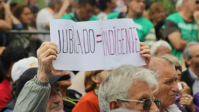 Fotografía de jubilados manifestando por una mejor calidad de vida Fotografía de jubilados manifestando por una mejor calidad de vida