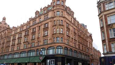 Expropietario de Harrods Al Fayed violó y agredió al personal durante décadas: abogados