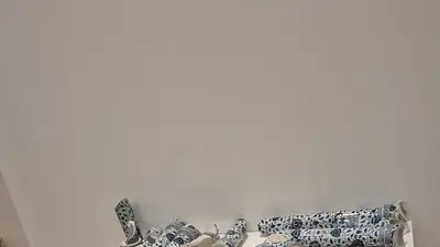 Hombre destroza una escultura de Ai Weiwei en inauguración de una exposición de arte en Italia Hombre destroza una escultura de Ai Weiwei en inauguración de una exposición de arte en Italia
