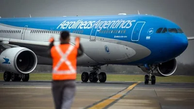 Aeronáuticos rechazan privatizar Aerolíneas porque derivará en una "empresa vaciada" Aeronáuticos rechazan privatizar Aerolíneas porque derivará en una "empresa vaciada"