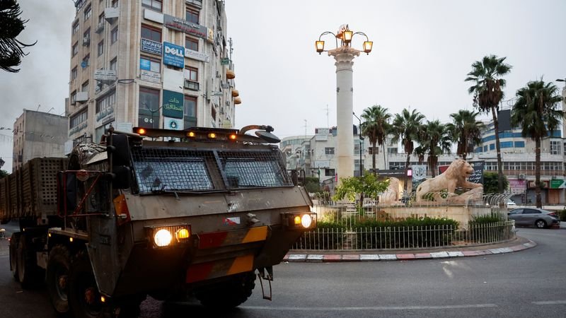Las fuerzas israelíes irrumpen sede de Al Jazeera en Cisjordania con una orden de cierre