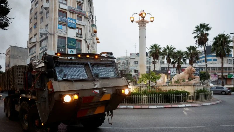Las fuerzas israelíes irrumpen sede de Al Jazeera en Cisjordania con una orden de cierre