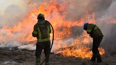 Bomberos combaten las llamas en diversos focos de la Provincia. Bomberos combaten las llamas en diversos focos de la Provincia.