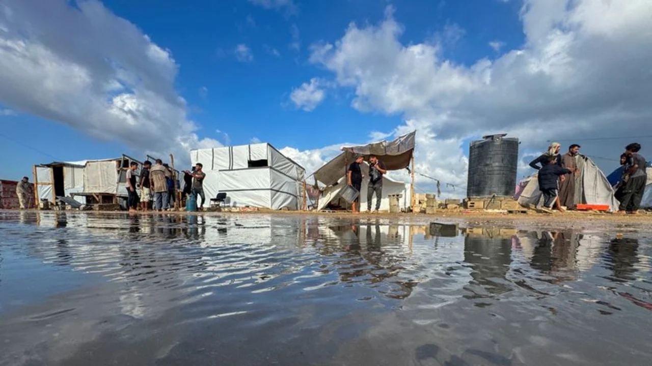 Israel ataca Gaza mientras la intensa lluvia agrava la miseria de los palestinos desplazados