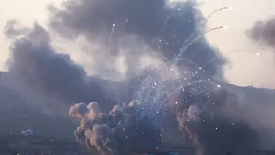 Familias libanesas huyen aterrorizadas de los bombardeos israelíes Familias libanesas huyen aterrorizadas de los bombardeos israelíes