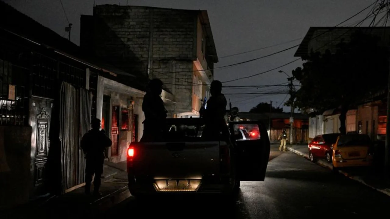 Ecuador extiende los cortes de electricidad hasta por 12 horas al día
