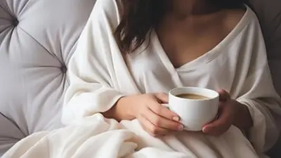 Una mujer en la cama con una taza de café Una mujer en la cama con una taza de café