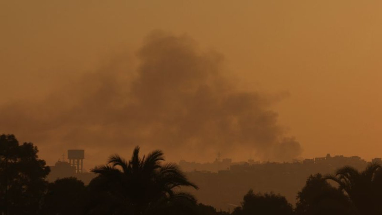 Israel y Hezbolá intercambian disparos tras los centenares de víctimas mortales en Líbano