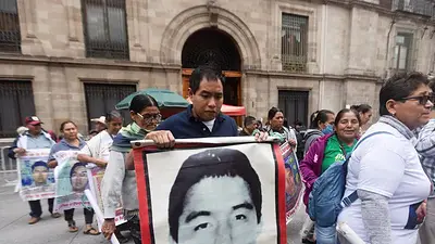 Una década después, supervivientes al ataque de Ayotzinapa claman por justicia Una década después, supervivientes al ataque de Ayotzinapa claman por justicia