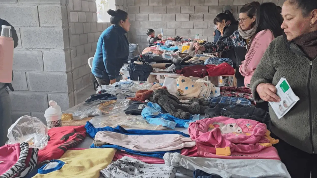 Golpeados por la crisis de Milei, volvieron al trueque de los 2000: "Compro mercadería y lo cambio por platos de comida"
