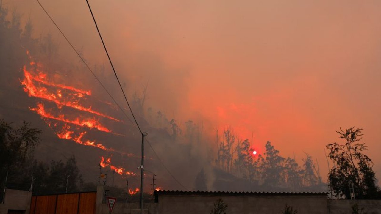 Un incendio forestal afecta a la capital de Ecuador en medio de una fuerte sequía