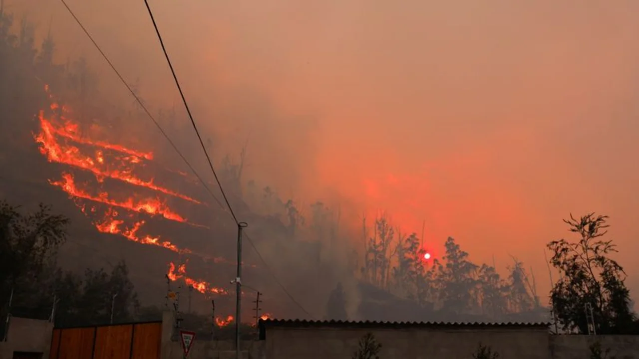 Un incendio forestal afecta a la capital de Ecuador en medio de una fuerte sequía