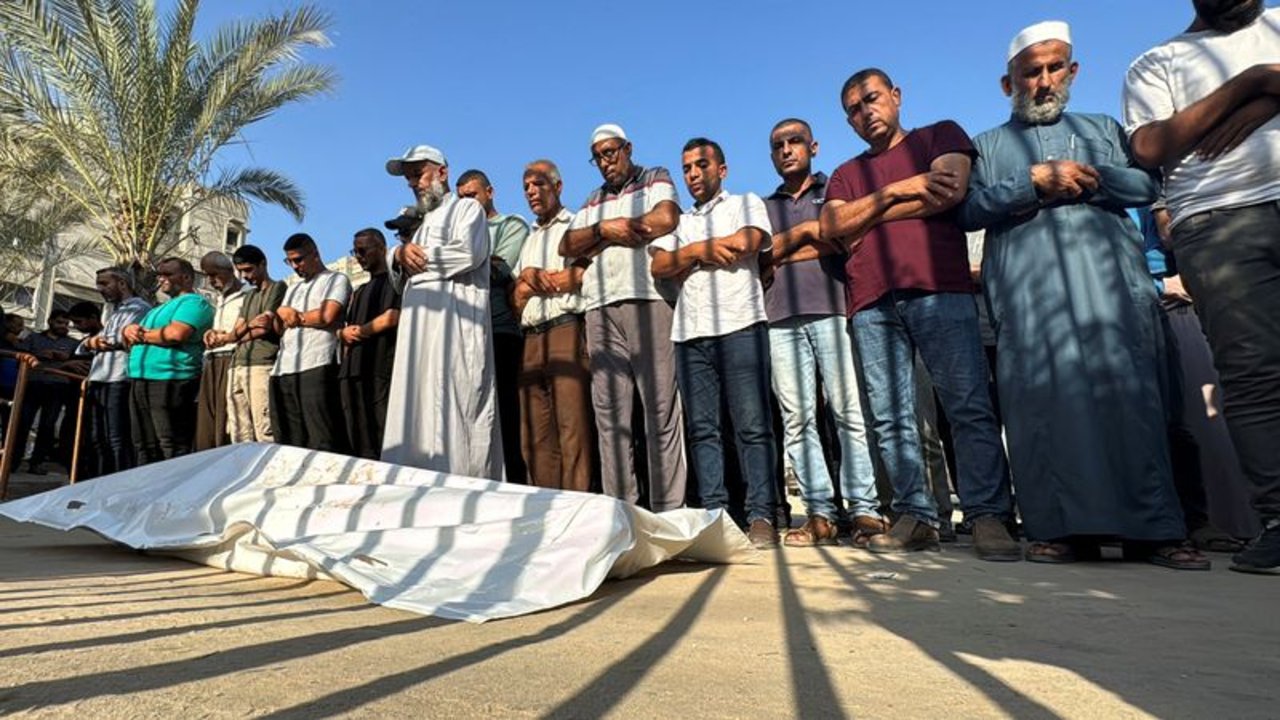 Israel envía decenas de cadáveres a Gaza; los palestinos exigen detalles antes de enterrarlos