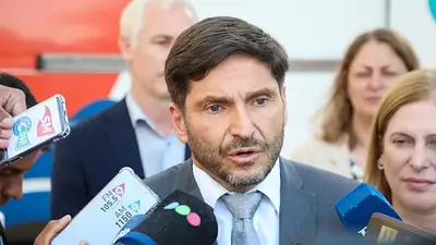 Pullaro se mimetiza con Milei y advierte por las privatizaciones de las empresas de Santa Fe: "Se terminó la joda" Pullaro se mimetiza con Milei y advierte por las privatizaciones de las empresas de Santa Fe: "Se terminó la joda"