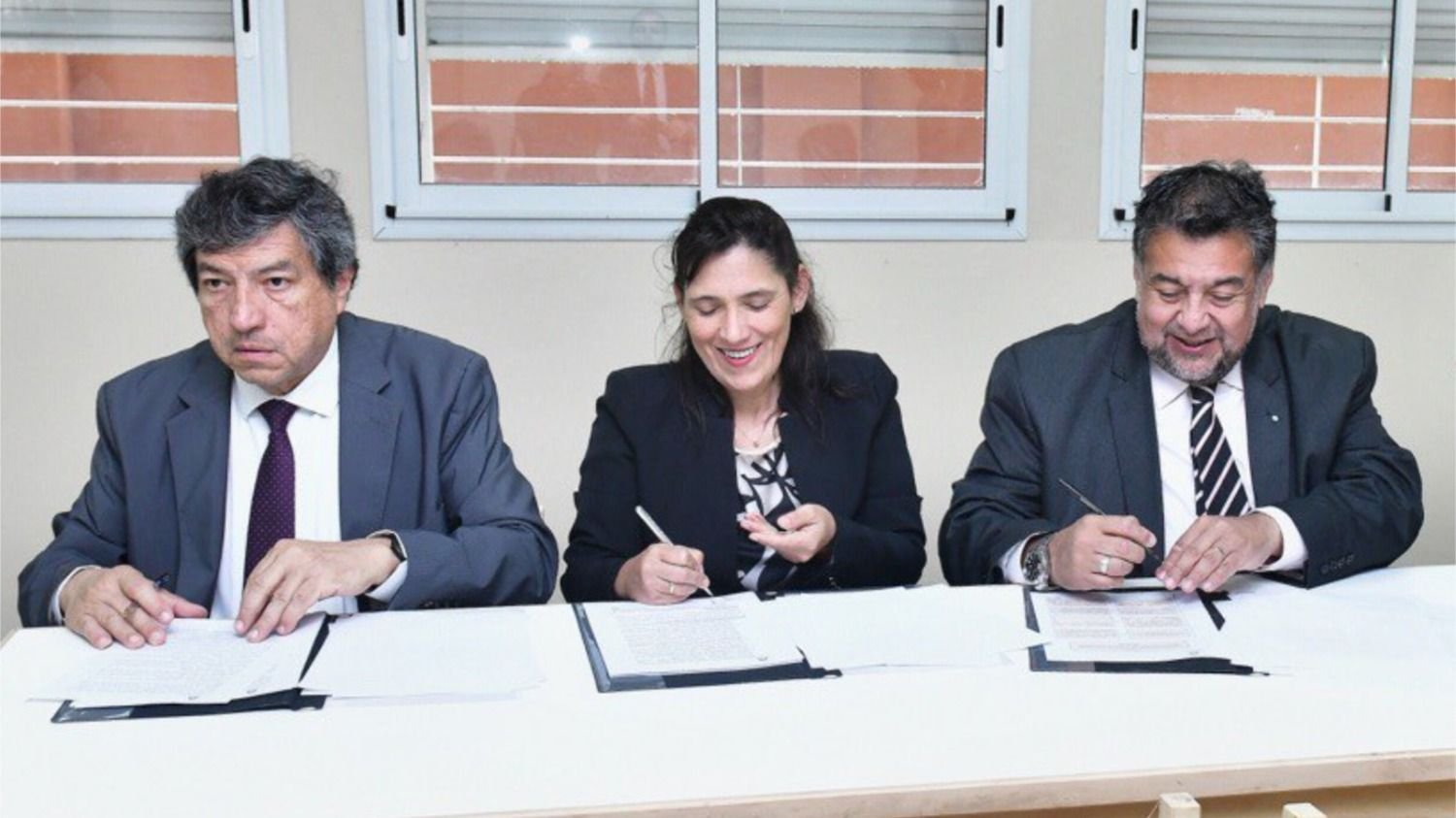 Funcionarios formoseños firmando un convenio