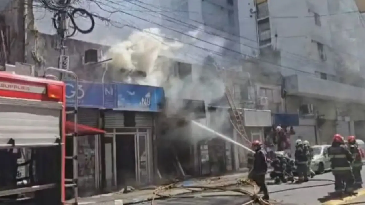 Dramático incendio en Once: varios locales se prendieron fuego