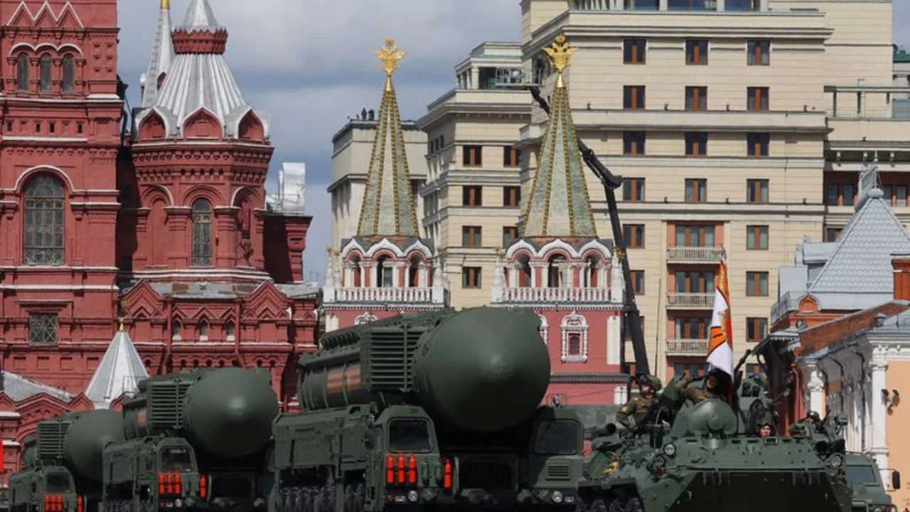 El Kremlin dice que los cambios de la política nuclear rusa son una señal para Occidente