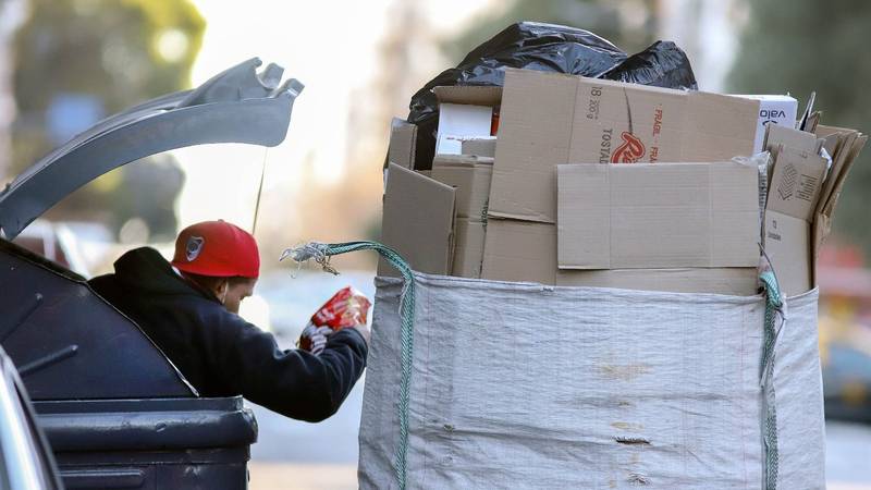Menos inflación, con menos gente comiendo: uno de cada cuatro jóvenes es indigente y seis de cada diez está desempleado