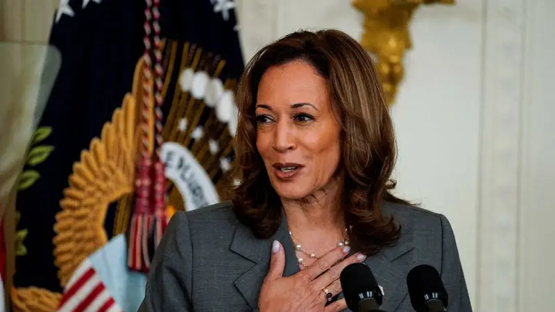 Harris visita la frontera sur de EEUU mientras Trump se centra en la inmigración