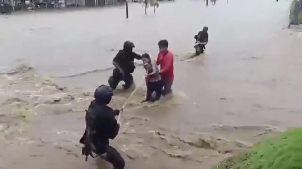 Tormenta John continúa azotando costa suroeste de México, lluvias acumulan casi 1 metro de altura