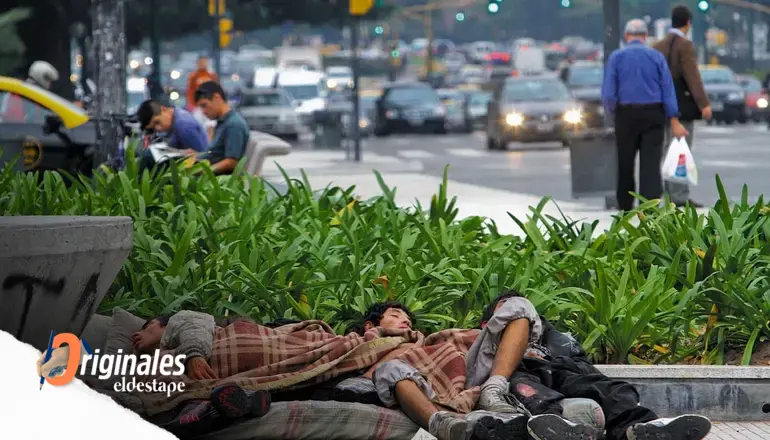 Con motosierra y recorte de políticas sociales, Javier Milei llevó la pobreza al 49%