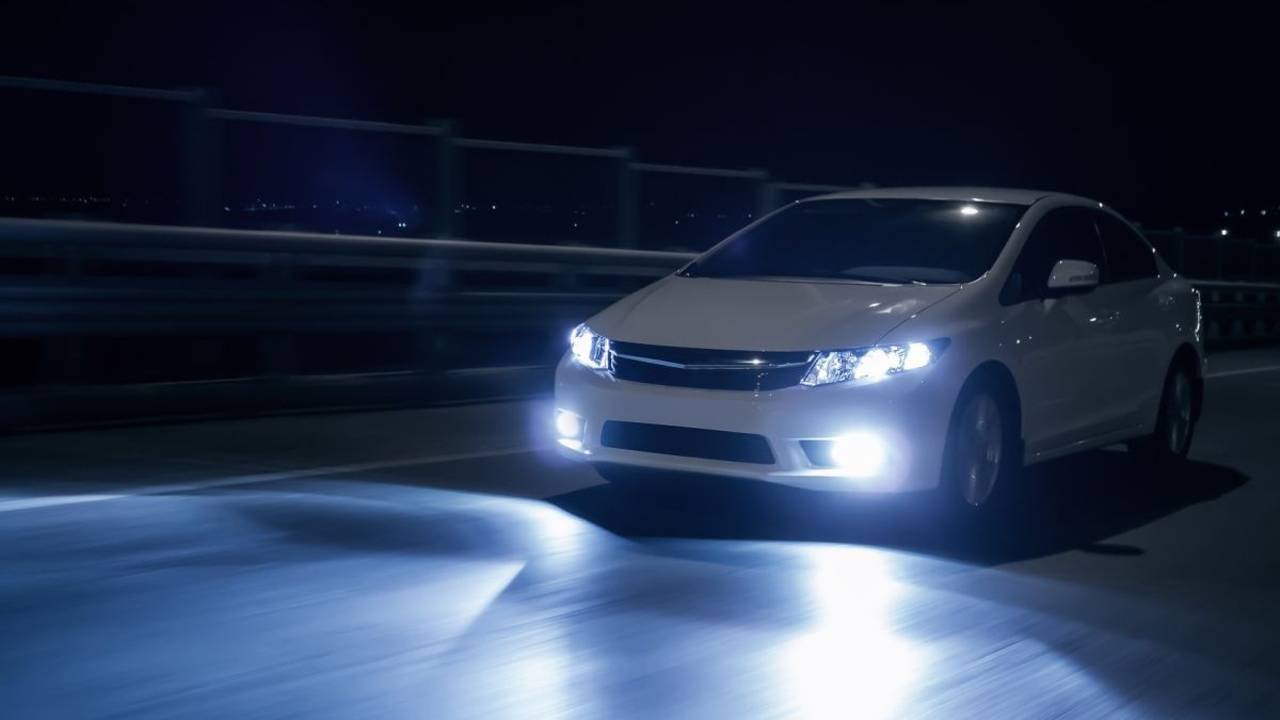 ¿Qué puede pasar si las luces del auto quedan prendidas mucho tiempo?