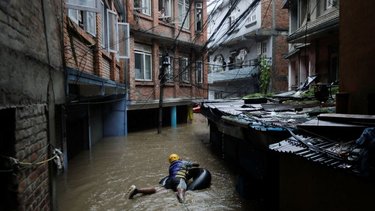 Inundaciones y corrimientos de tierra dejan al menos 38 muertos en Nepal