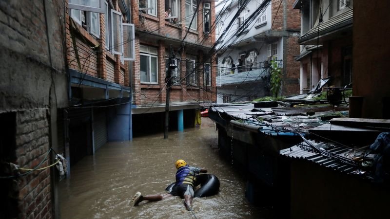 Inundaciones y corrimientos de tierra dejan al menos 38 muertos en Nepal
