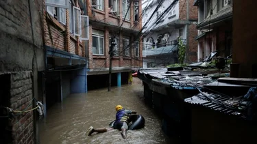 Inundaciones y corrimientos de tierra dejan al menos 38 muertos en Nepal