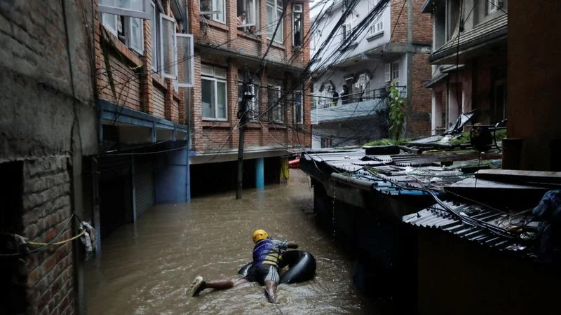 Inundaciones y corrimientos de tierra dejan al menos 38 muertos en Nepal