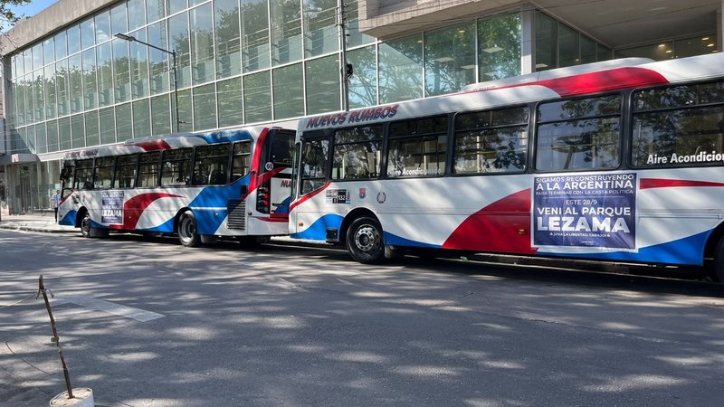 Acto de Milei: denuncian que Mogetta puso micros para que militantes libertarios vayan a Parque Lezama