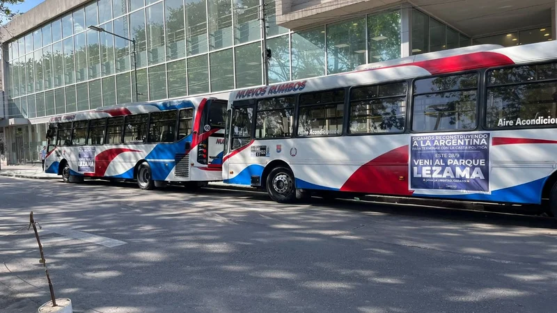 Acto de Milei: denuncian que Mogetta puso micros para que militantes libertarios vayan a Parque Lezama