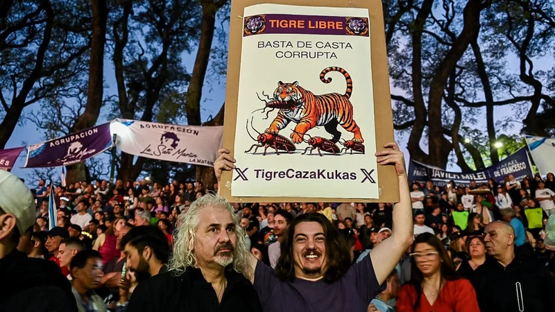 Las mejores fotos del acto violento de Milei en Parque Lezama para relanzar La Libertad Avanza