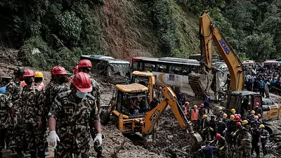Nepal cierra los colegios y cifra de muertes por las lluvias torrenciales asciende a 151 Nepal cierra los colegios y cifra de muertes por las lluvias torrenciales asciende a 151