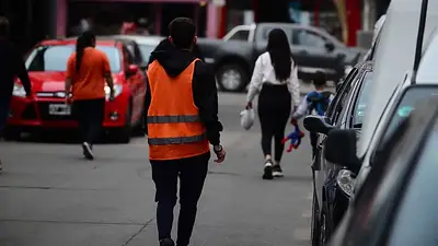 "Naranjitas" en la mira: detuvieron a dos cuidacoches que circulaban en un auto con armas y handys "Naranjitas" en la mira: detuvieron a dos cuidacoches que circulaban en un auto con armas y handys