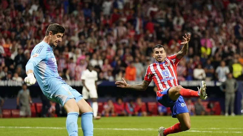 El portero del Real Madrid Thibaut Courtois sufre una lesión en el abductor