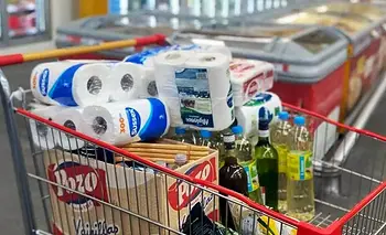 Derrumbe del consumo: las ventas minoristas cayeron casi 3% entre julio y agosto | Crisis económica