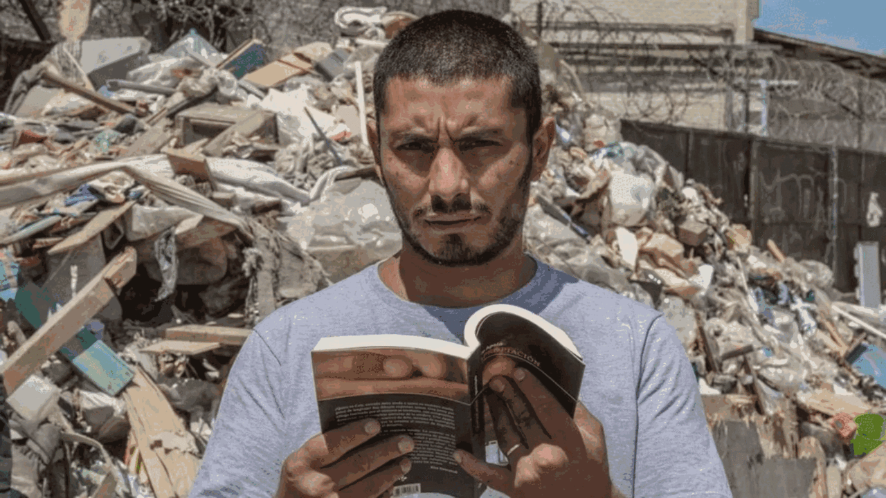 Se recibió de sociólogo en la cárcel, por su pedido llegó la UNSAM a su penal y lo nominaron para el "pequeño premio Nobel" de literatura