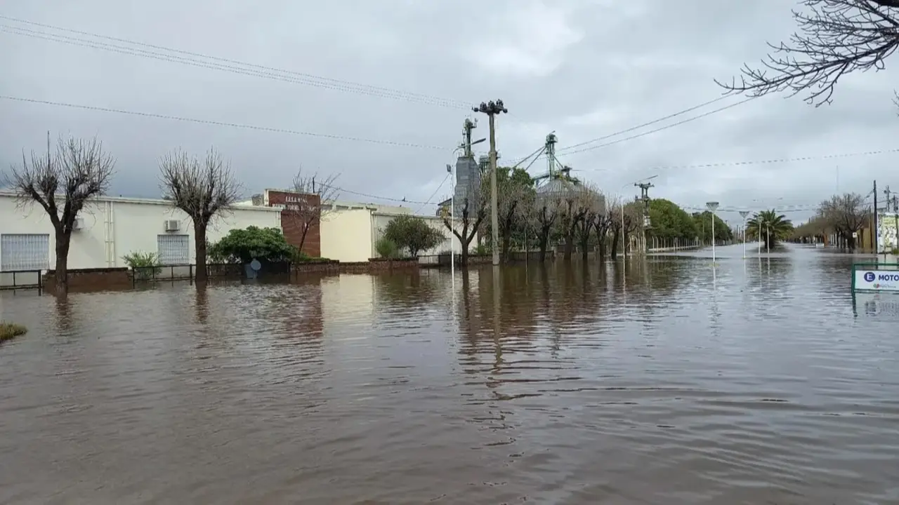 Un fuerte temporal azotó Santa Fe: 46 evacuados, rutas cortadas y clases suspendidas en el sur provincial