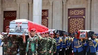 Miles de personas asisten al funeral de los líderes hutíes muertos por Israel Miles de personas asisten al funeral de los líderes hutíes muertos por Israel