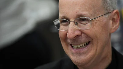 León XIV se reúne con James Martin, sacerdote de EEUU conocido por su apoyo al colectivo LGBTQ+ León XIV se reúne con James Martin, sacerdote de EEUU conocido por su apoyo al colectivo LGBTQ+