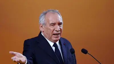 El primer ministro francés inicia conversaciones con la oposición para evitar la caída del Gobierno El primer ministro francés inicia conversaciones con la oposición para evitar la caída del Gobierno
