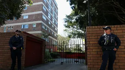 Detienen a un hombre por estrellar su coche contra el consulado ruso en Sídney Detienen a un hombre por estrellar su coche contra el consulado ruso en Sídney